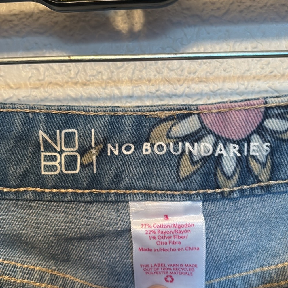 🌸🌼No Boundaries Floral Denim Shorts (3) - Picture 4 of 5